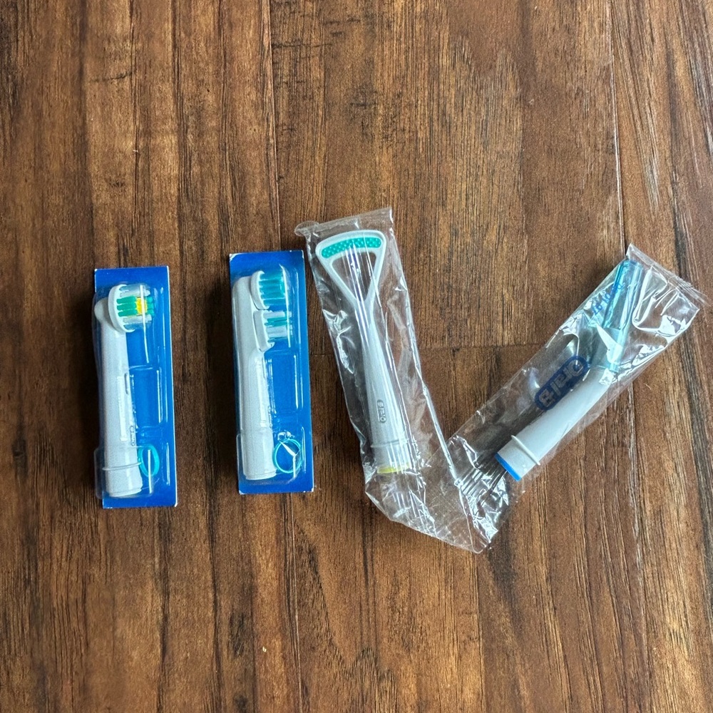 Random oral B replacement head attachments. New.